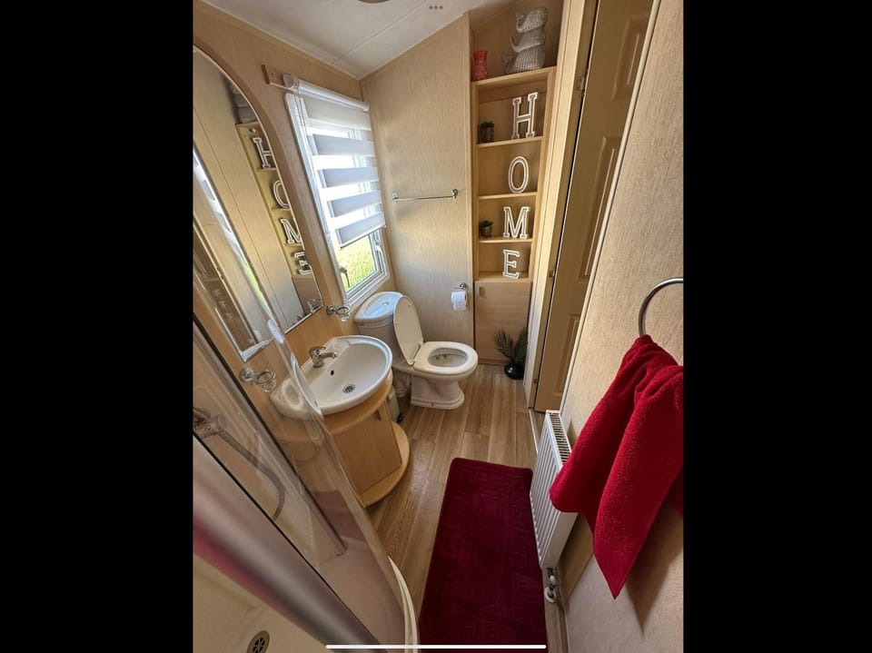 Toilet, Bathroom, towels