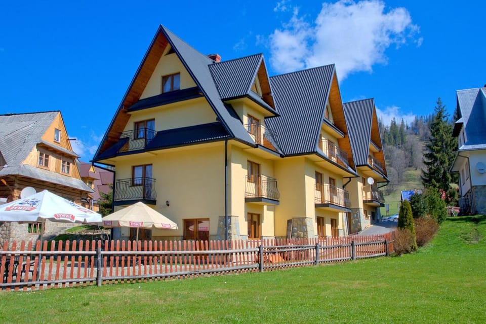 Property building, Spring, Day, Garden, Garden view