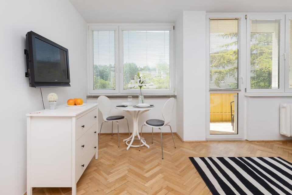TV and multimedia, Kitchen or kitchenette, Living room, Seating area