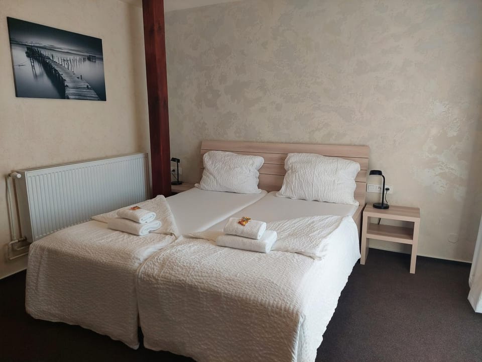 Bed, Photo of the whole room, towels