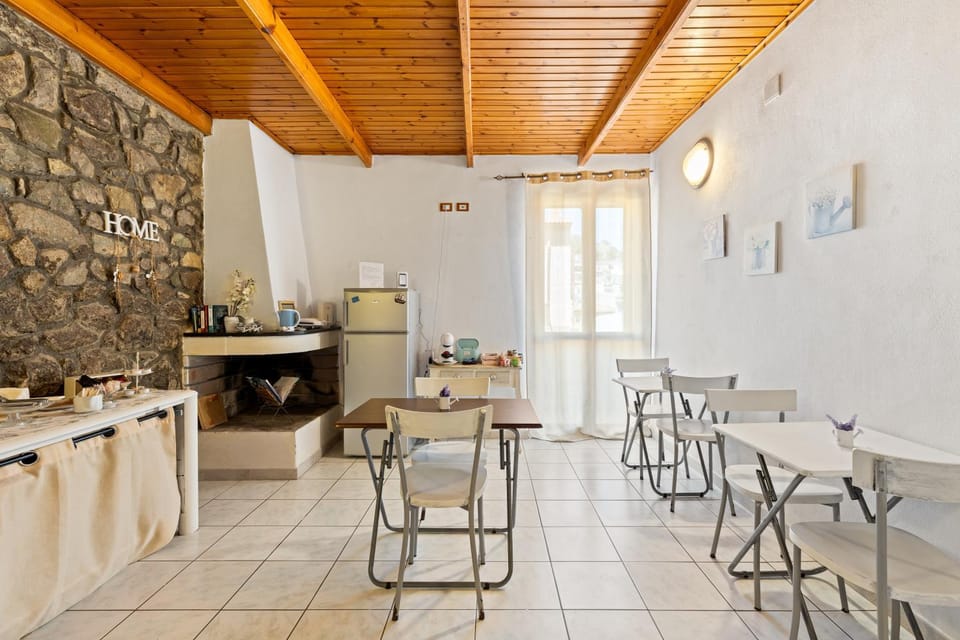 Coffee/tea facilities, Breakfast