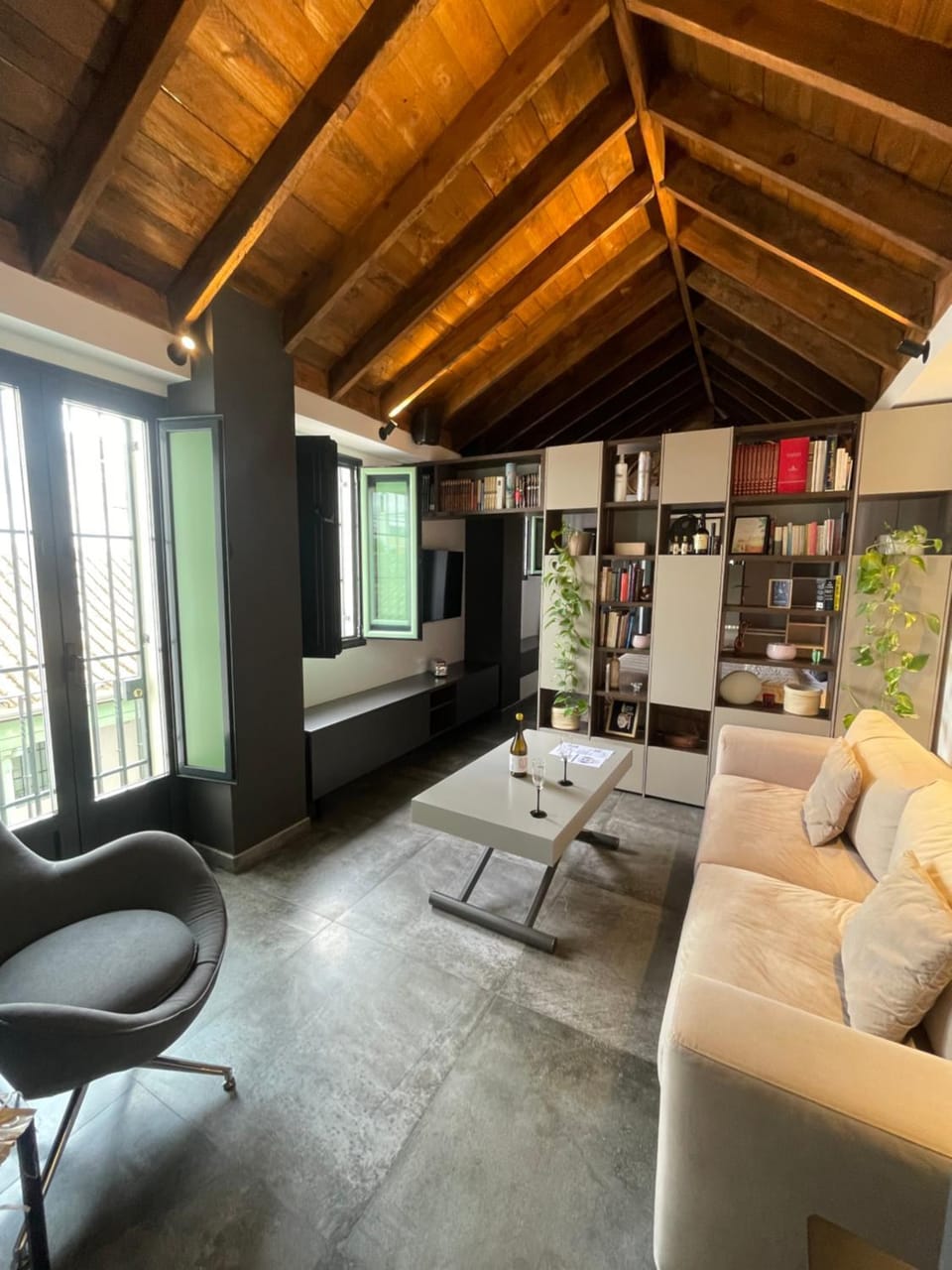 TV and multimedia, Living room, Seating area, Evening entertainment