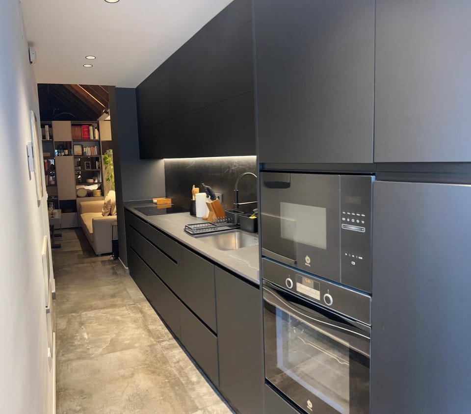 Coffee/tea facilities, Kitchen or kitchenette, dishwasher, oven, stove, toaster