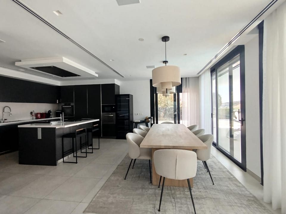 Kitchen or kitchenette, Living room, Seating area, Dining area, minibar, stove