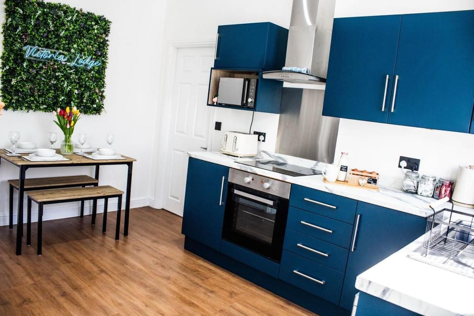 Coffee/tea facilities, Kitchen or kitchenette, Dining area, oven, stove, toaster