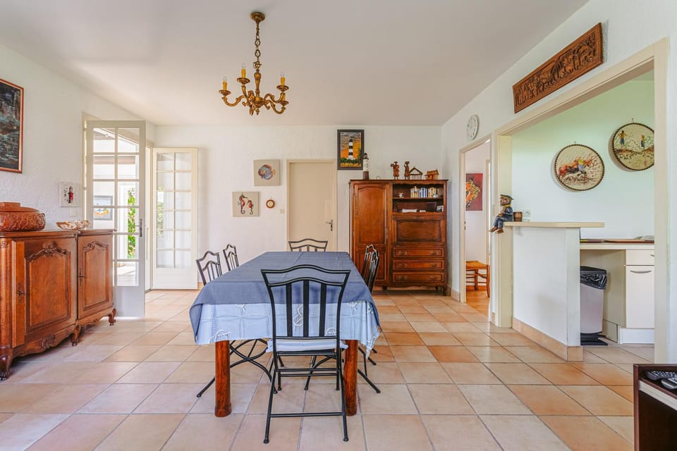 Property building, Kitchen or kitchenette, Living room