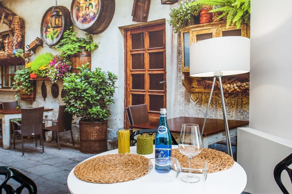 Living room, Food and drinks, Seating area, Drinks
