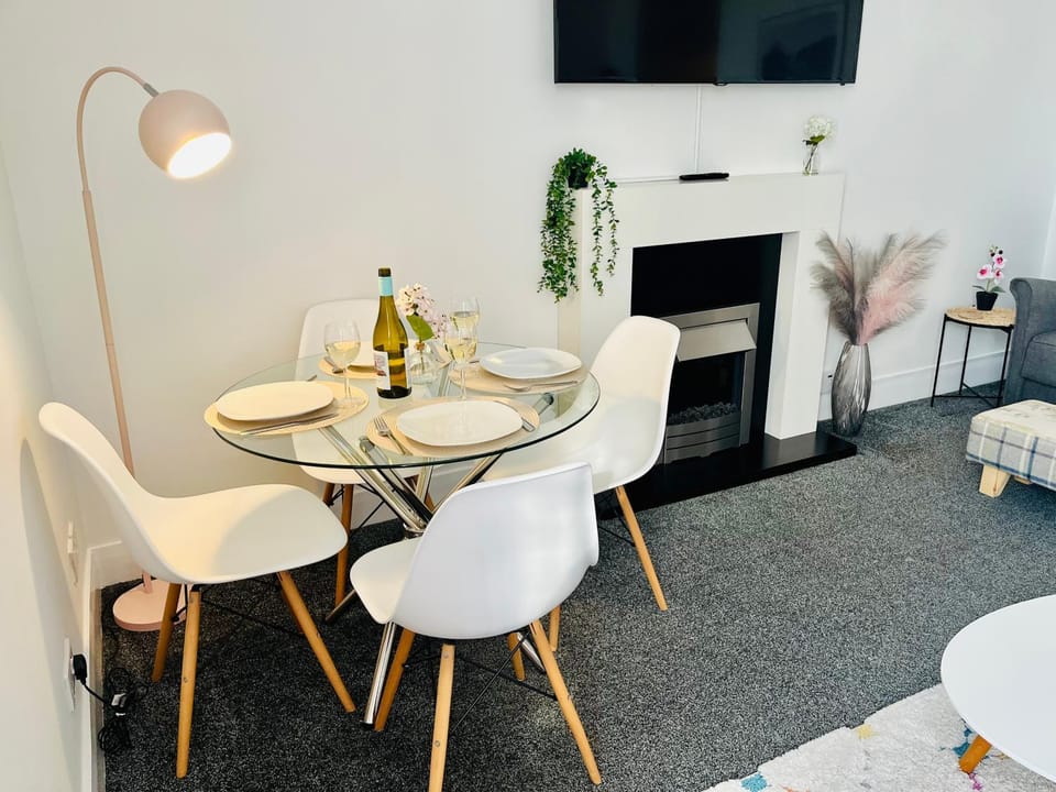 Central, Modern Apartment - Private Terrace - Dog Friendly Apartment in Aberdeen