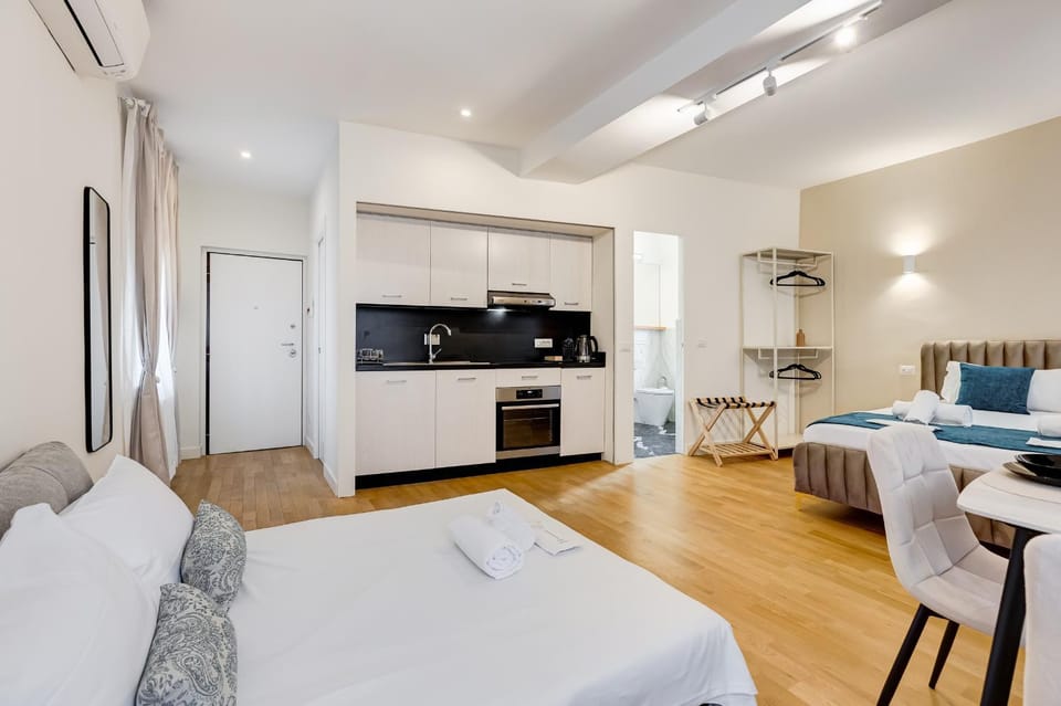 Bed, Kitchen or kitchenette, Living room, Photo of the whole room, Seating area, Dining area, Bedroom, oven