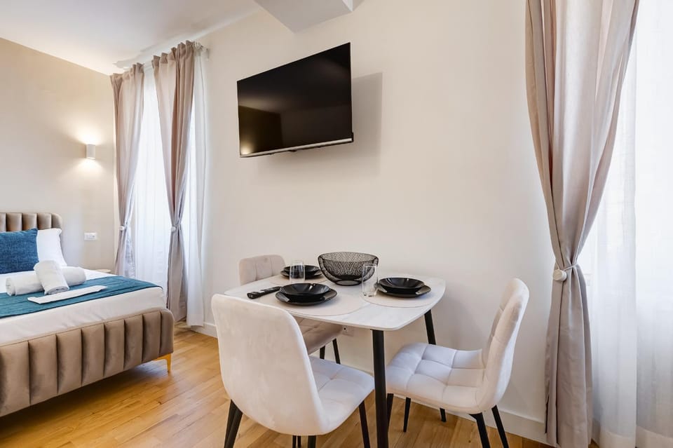 Bed, TV and multimedia, Living room, Photo of the whole room, Seating area, Bedroom