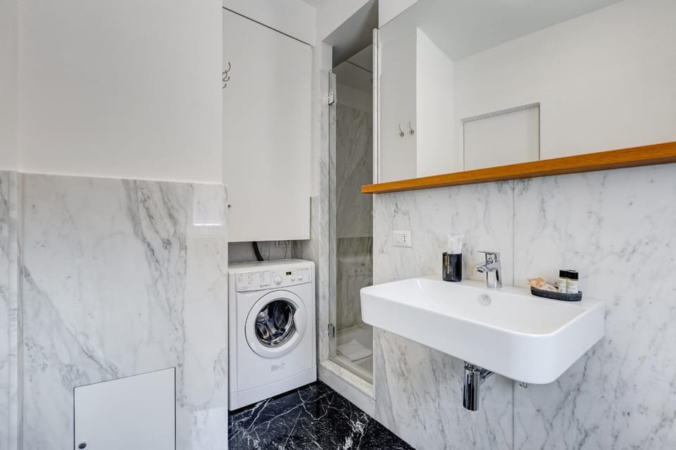 Bathroom, towels, washing machine
