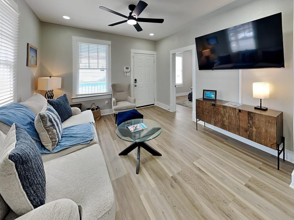 TV and multimedia, Living room, Seating area, furniture
