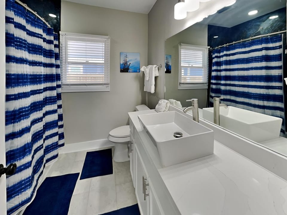 Toilet, Bathroom, towels