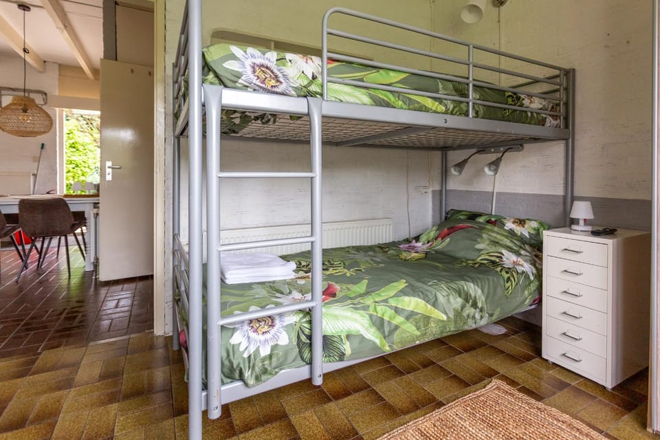 Bedroom, bunk bed
