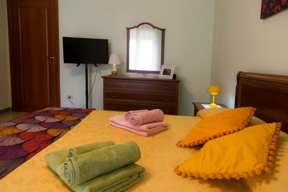 TV and multimedia, Photo of the whole room, Bedroom
