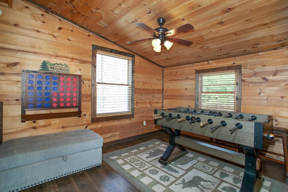 Bear Claw Hideaway View Hot Tub LifeSize Games House in Sevier County
