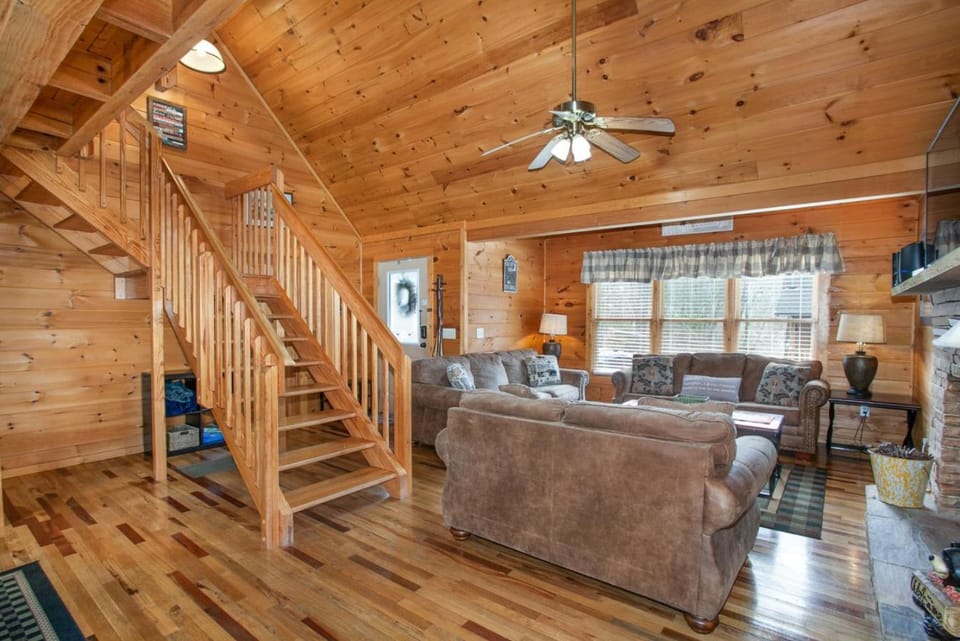 Smoky Mountain Gem MTN View Hot Tub Grill House in Gatlinburg