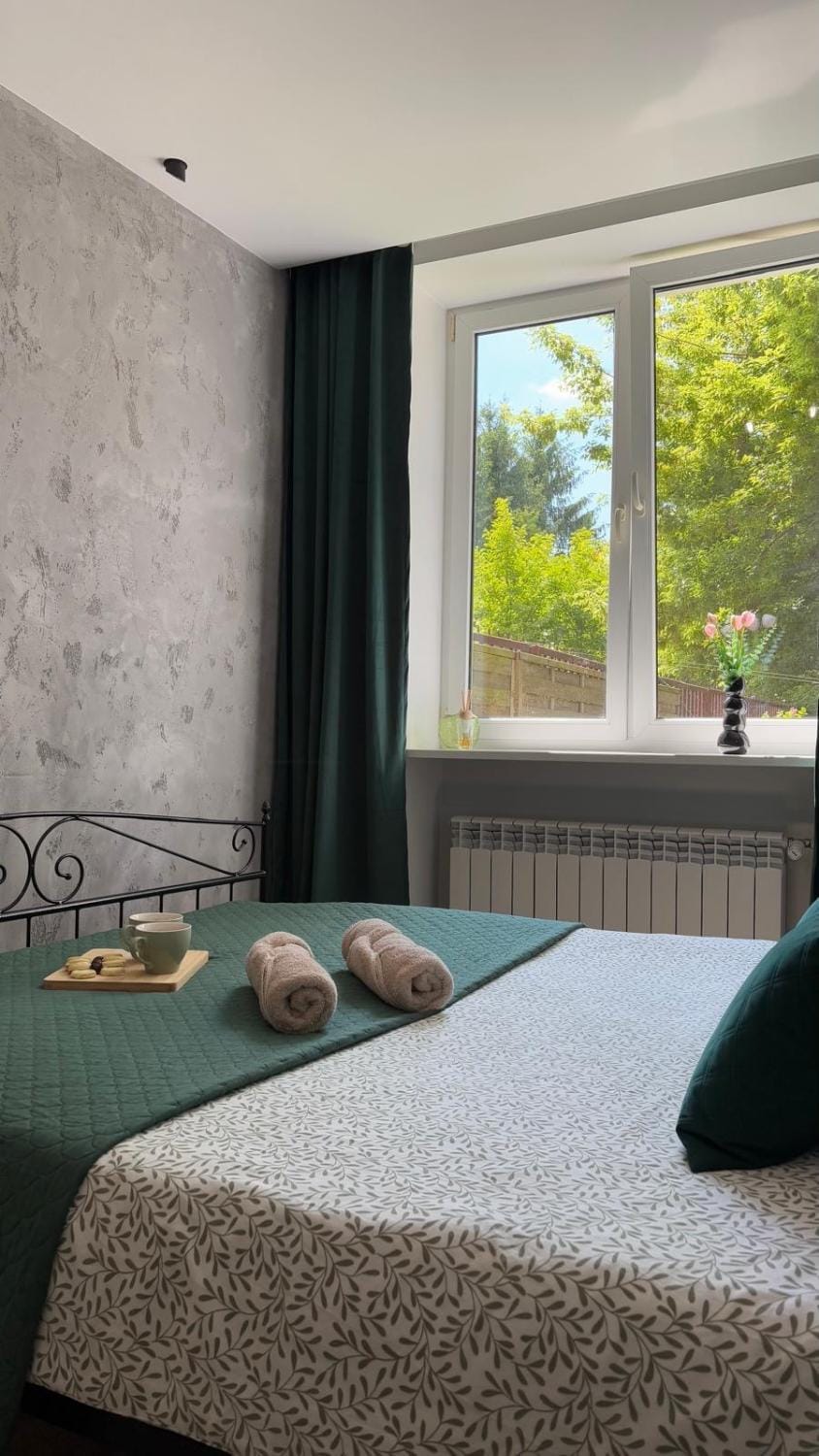 Bed, Photo of the whole room, Bedroom, towels