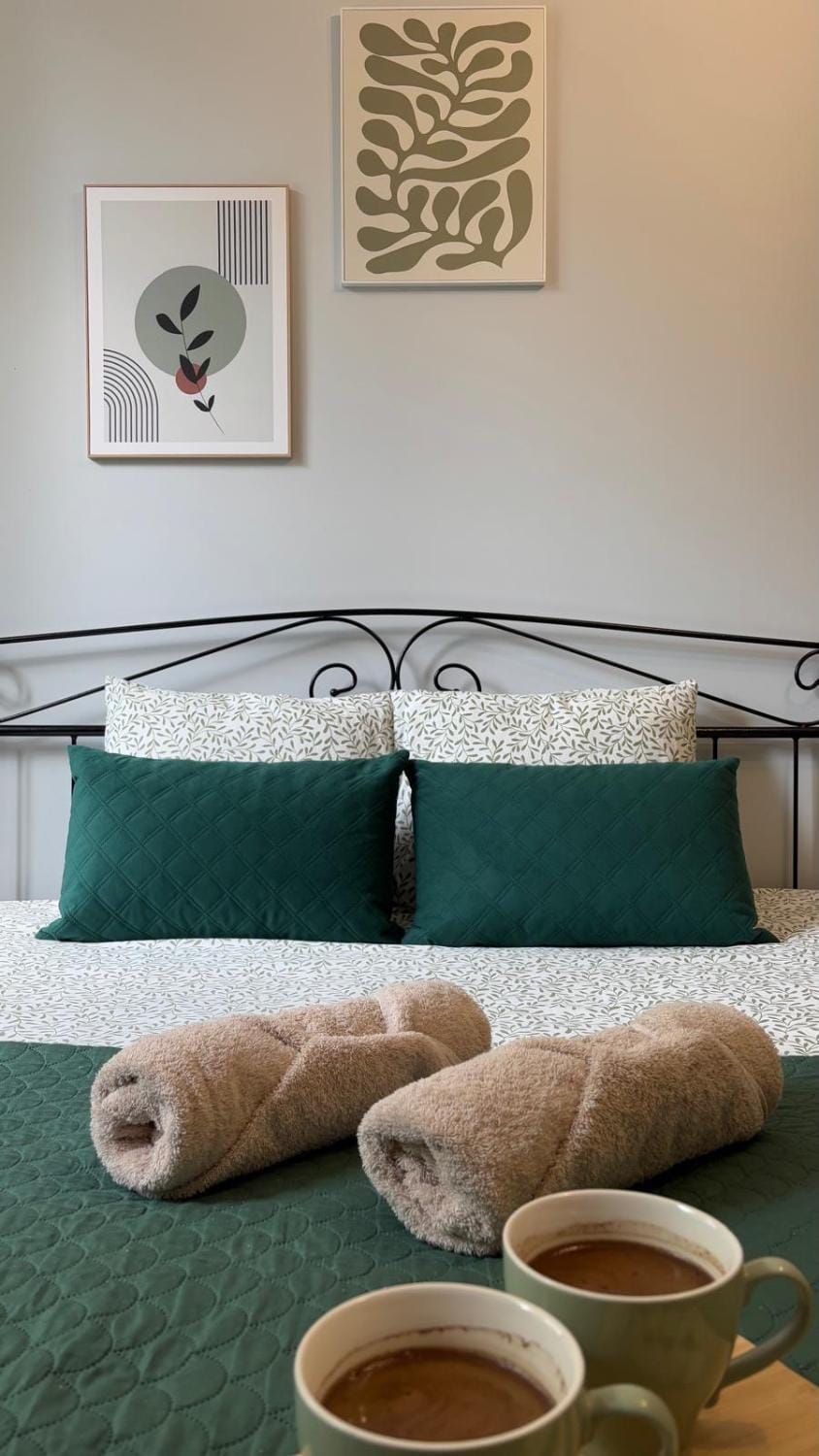 Bed, Photo of the whole room, Seating area, Bedroom