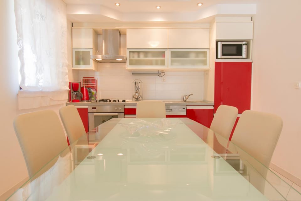 Kitchen or kitchenette, Dining area