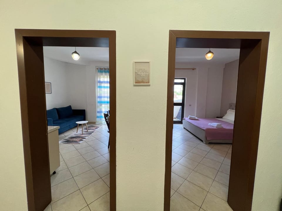 Bed, TV and multimedia, Living room, Photo of the whole room, Seating area, Bedroom