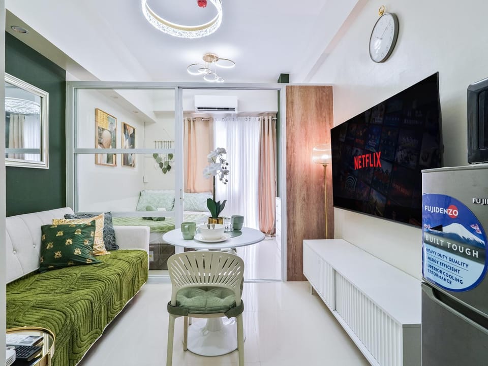 Communal lounge/ TV room, TV and multimedia, Living room, Seating area, air conditioner