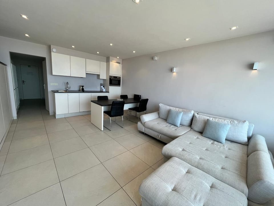 Kitchen or kitchenette, Living room, Seating area, stove