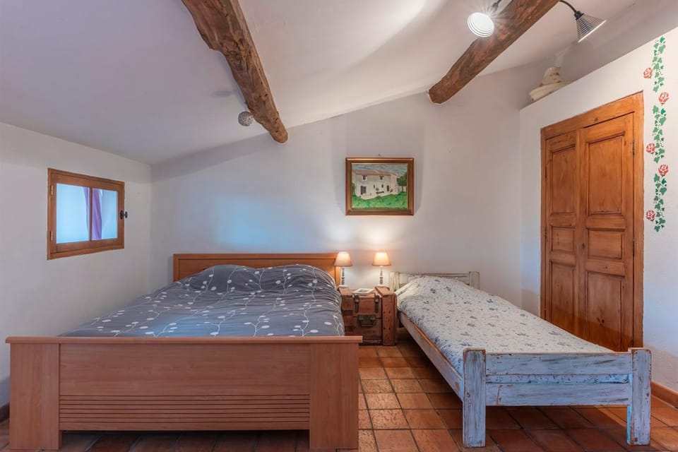 Bed, Photo of the whole room, Bedroom