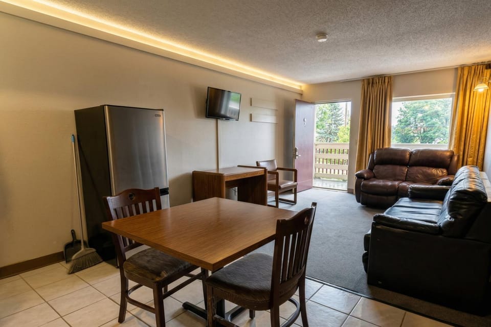 TV and multimedia, Seating area, Dining area, oven