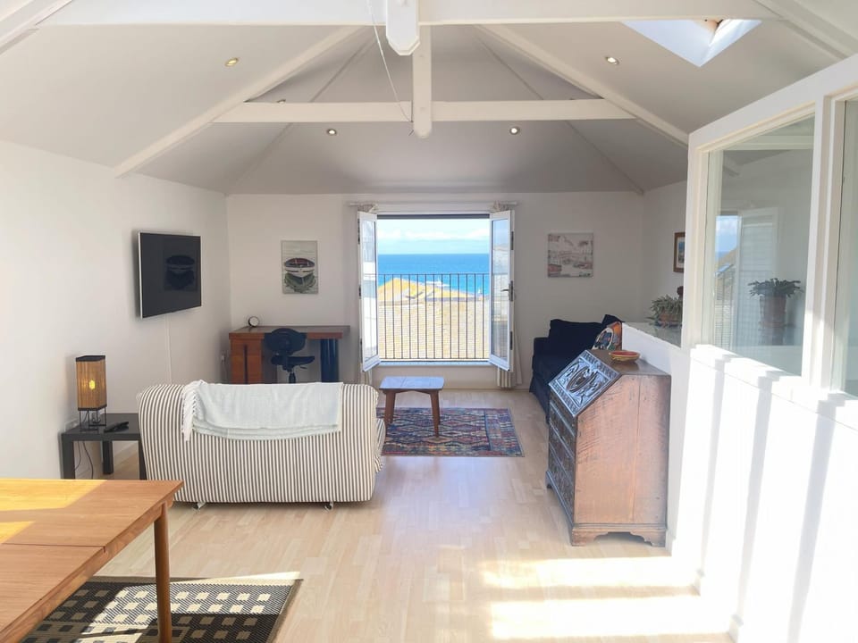 Property building, TV and multimedia, Photo of the whole room, Seating area, Sea view
