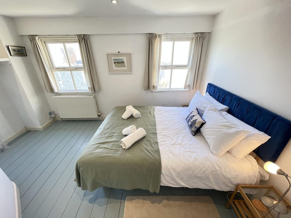 Property building, Bed, Photo of the whole room, Bedroom
