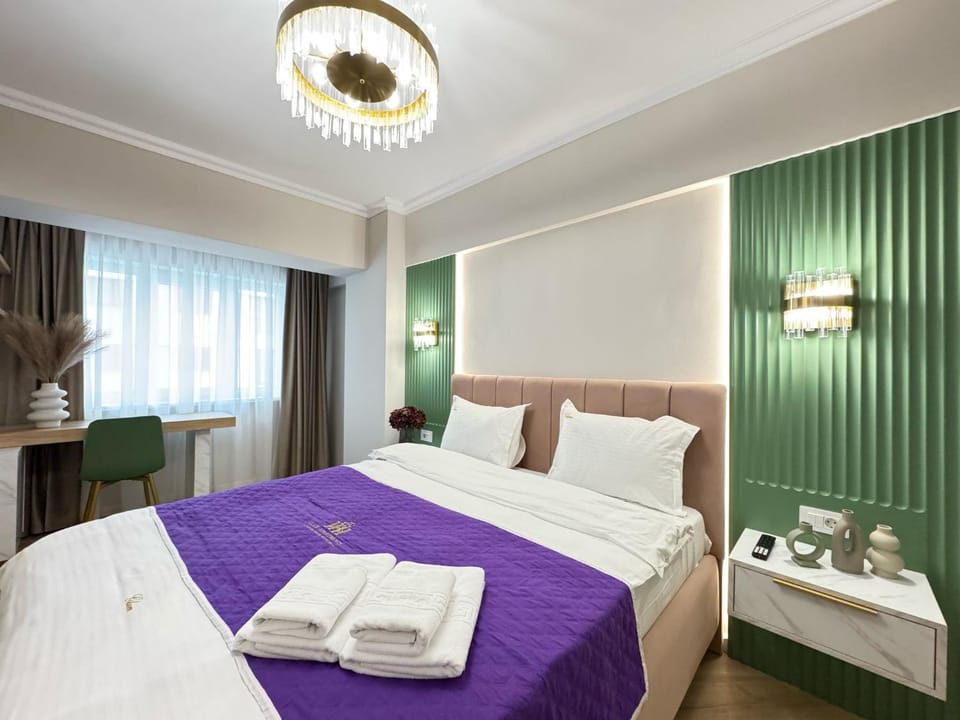 Bed, Photo of the whole room, Bedroom, towels