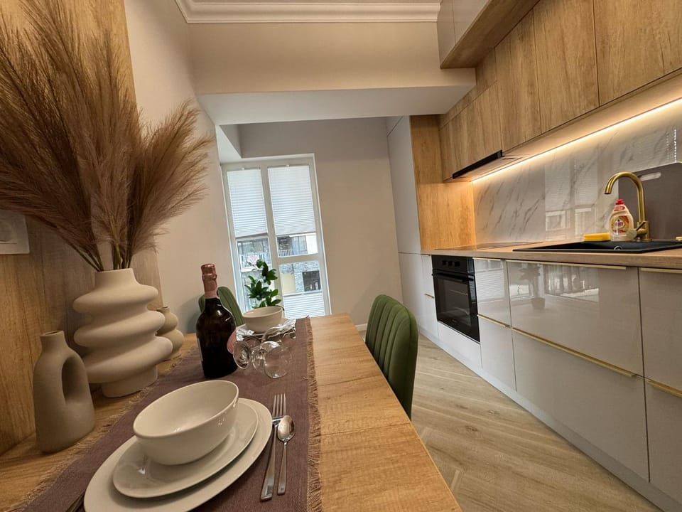 TV and multimedia, Kitchen or kitchenette, Seating area, Dining area, stove