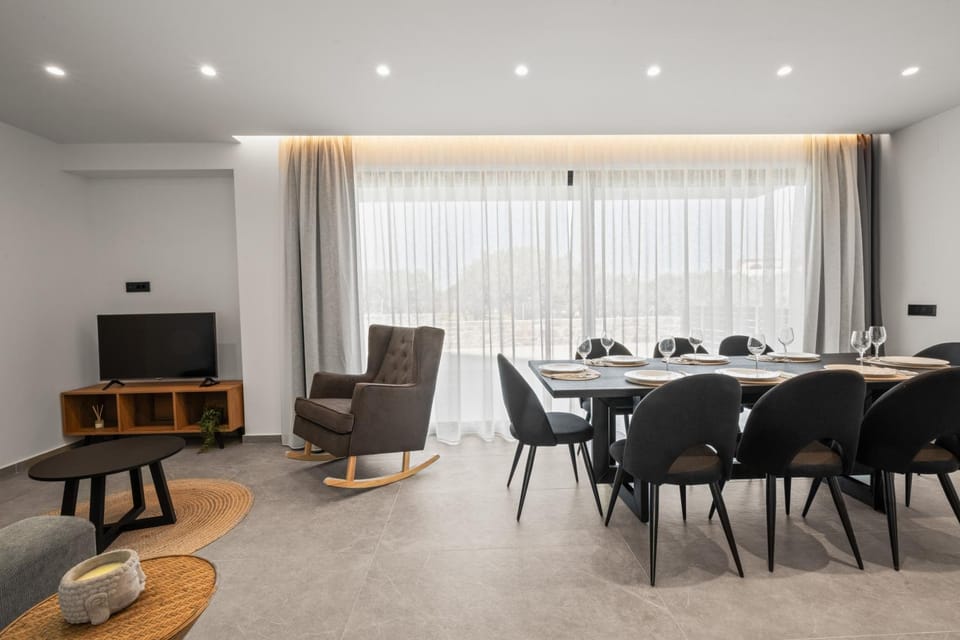 Communal lounge/ TV room, TV and multimedia, Living room, Seating area, Dining area