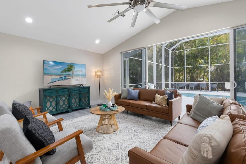 3 min to beach with 3 king ensuites and private pool House in Naples