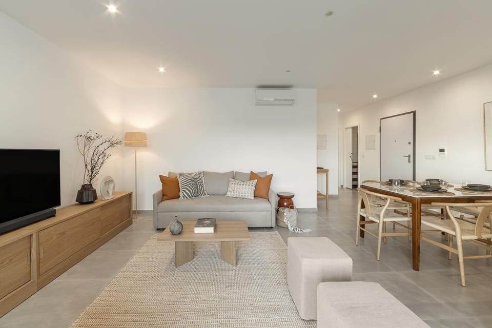 TV and multimedia, Living room, Seating area, Dining area, air conditioner