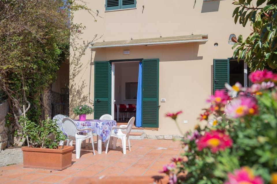 Property building, Patio, Balcony/Terrace