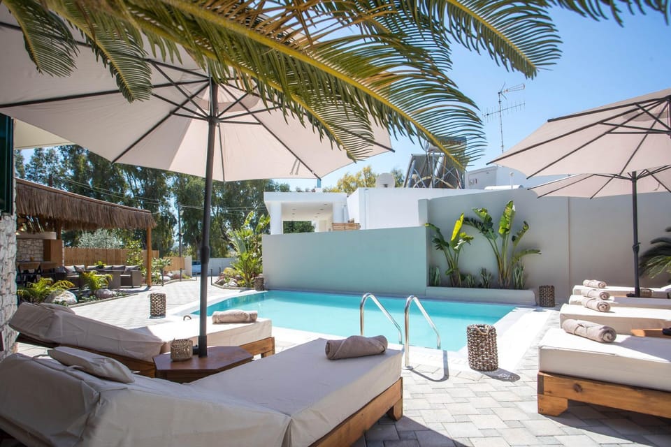 Patio, Swimming pool, sunbed