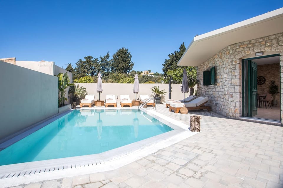 Property building, Day, Pool view, Swimming pool, sunbed