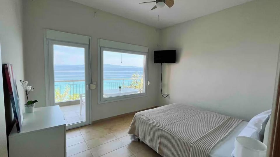 Bed, TV and multimedia, Bedroom