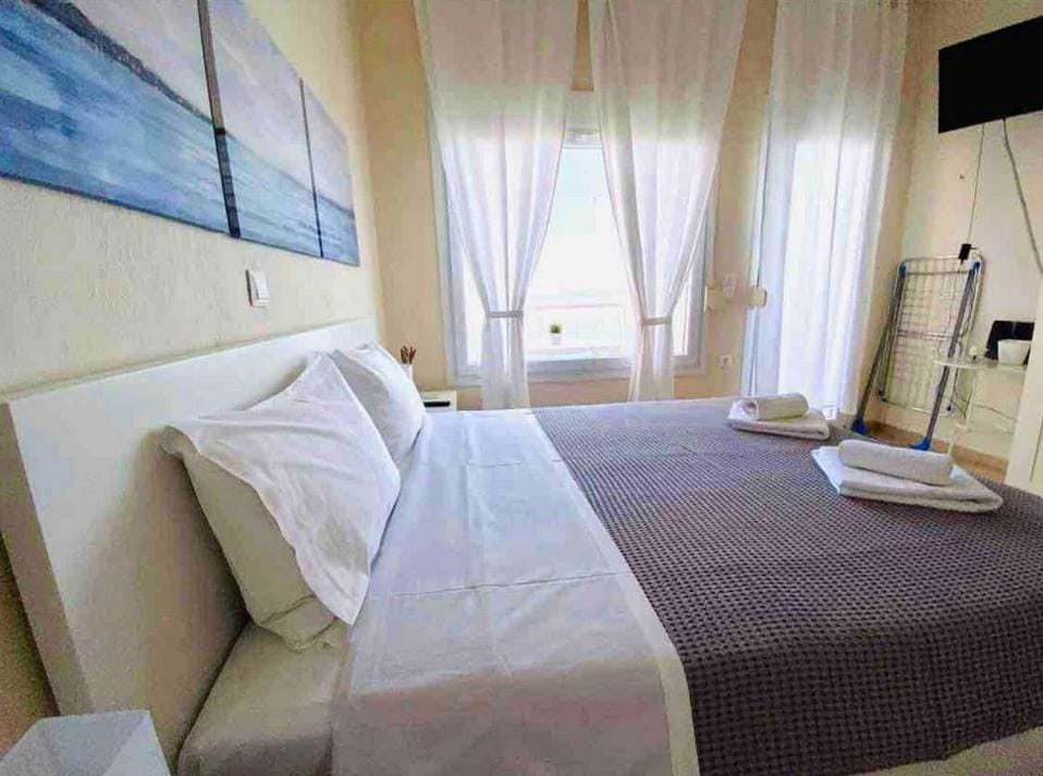 Bed, TV and multimedia, Bedroom, towels