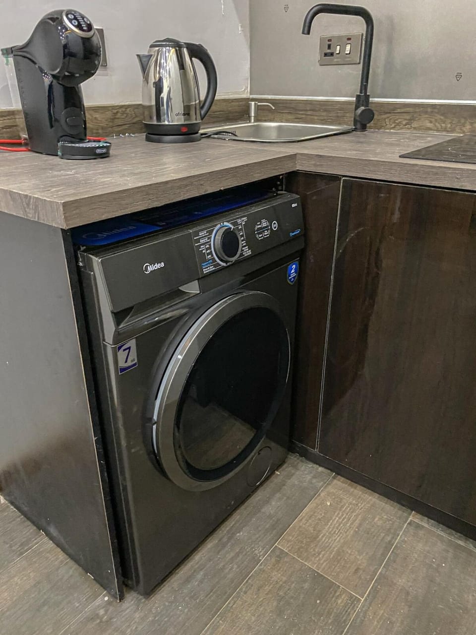 Kitchen or kitchenette, washing machine