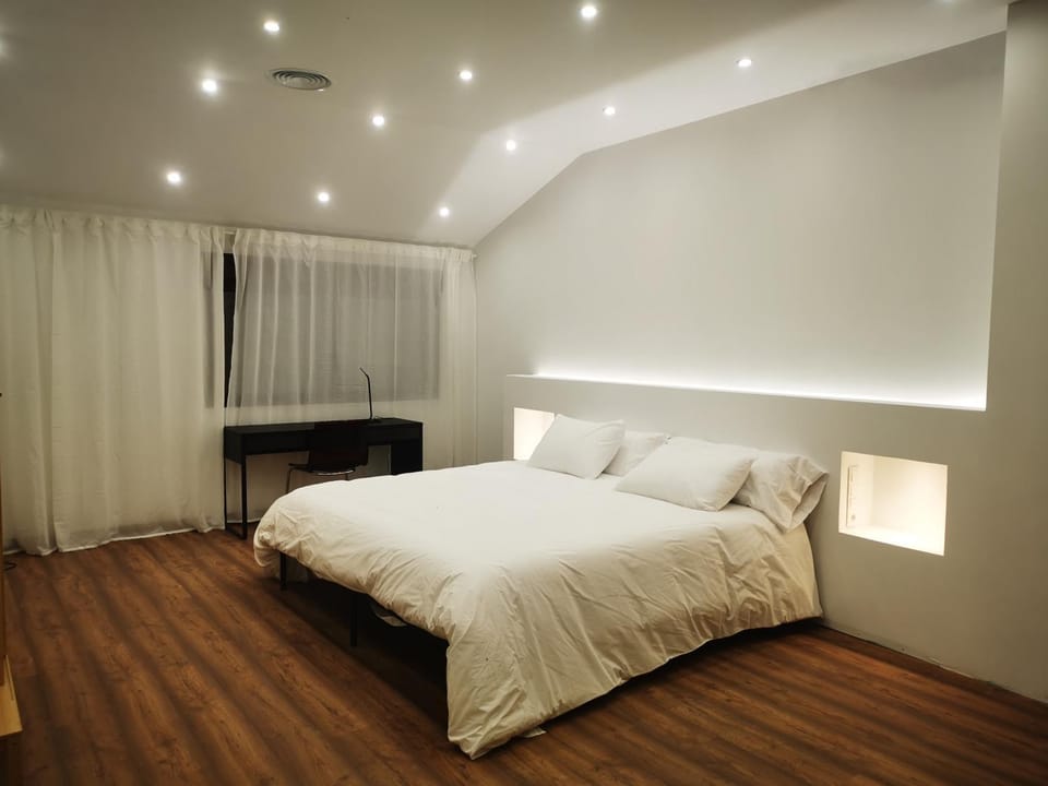 Photo of the whole room, Bedroom