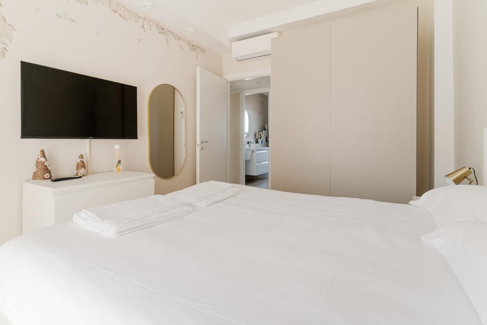 Bed, TV and multimedia, Photo of the whole room, Evening entertainment, Bedroom, wardrobe