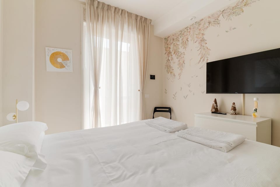 Bed, TV and multimedia, Photo of the whole room, Bedroom