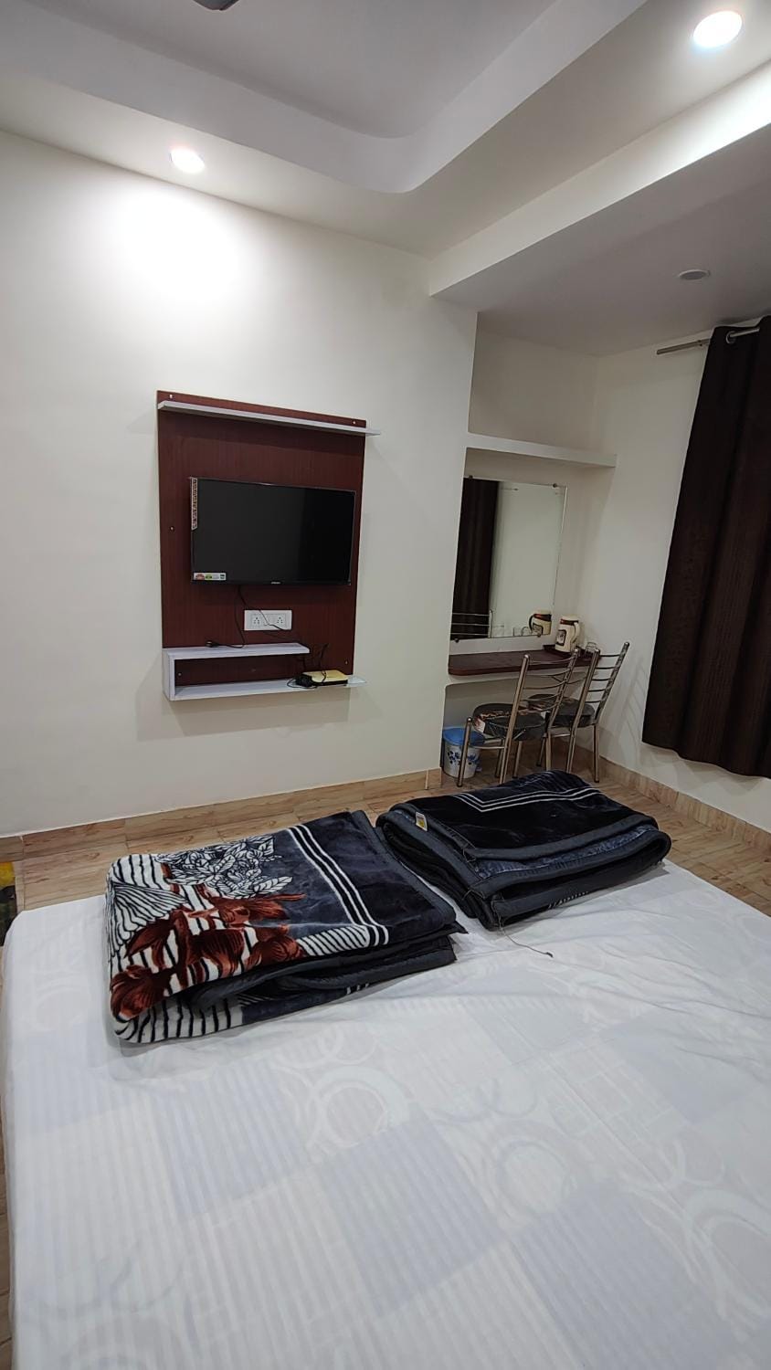 Bed, TV and multimedia, Photo of the whole room, air conditioner