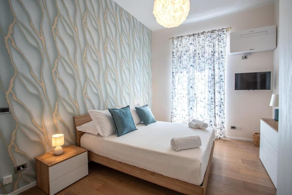 Bed, TV and multimedia, Photo of the whole room, Bedroom, towels, air conditioner