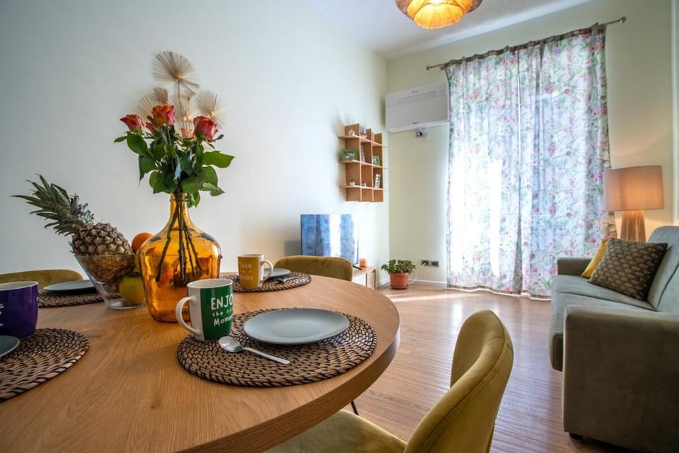 TV and multimedia, Living room, Seating area, Dining area, air conditioner