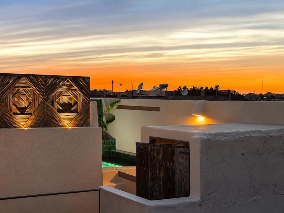 Balcony/Terrace, Seating area, Evening entertainment, City view, Swimming pool