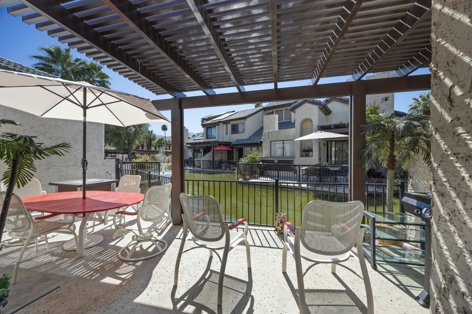 Los Pueblos Joy Koi Pond, firepit and more House in Cathedral City